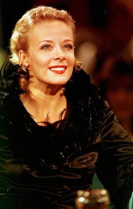 - Katja Riemann - Farbnegativ 10 97 her Frau TV Fernsehen Schauspiel Film Kino blond Locken seriös festlich Boa schwarz sitzend Portrait hoch lächelnd