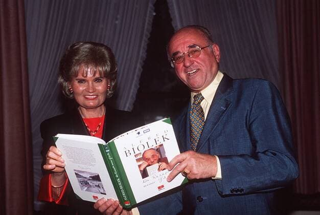 Alfred Biolek mit Hannelore Kohl 10 97 am Autor Koch Gastronomie Buch haltend stehend dunkelhaarig seriös Titel Logo halb quer lächelnd lesend