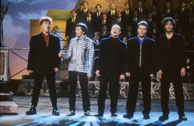 Die Prinzen mit Thomaner Chor 11 97 her Musik Pop Deutschland Mann stehend Auftritt Bühne Studio Dekoration Mikrophon Instrument leger Konzert singend ganz quer Chor Kind