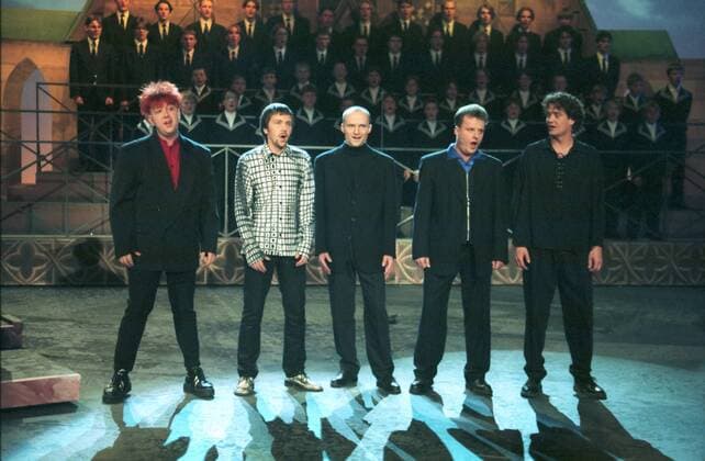 - Die Prinzen - Farbnegativ 11 97 her Mann Musik Gesang Pop Band Gruppe leger Auftritt Konzert Studio Dekoration Kulisse stehend Mikrophon singend ganz quer