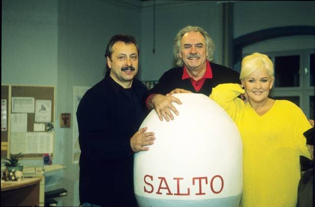 v.li.: Wolfgang Stumph, Achim Wolff, Angelika Milster in Salto Kommunale (ZDF) 01 98 te Fernsehen TV Schauspiel Komik Serie Film leger Szene Serie Kulisse Studio Dekoration Stempel Logo stehend aufstützend halb quer