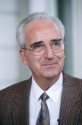 Dr. Günther von Lojewski (Intendant SFB) 10 97 her Fernsehen TV Journalismus Intendanz Mann grauhaarig Brille seriös Jackett Krawatte Hemd Portrait hoch neutral