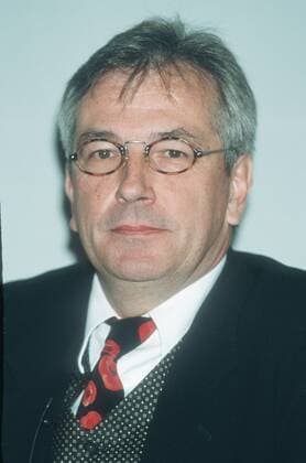 Hans Werner Kilz (Chefredakteur SZ ) 10 97 kri Mann TV Fernsehen Journalismus Zeitung Süddeutsche Zeitung Redaktion Leitung grauhaarig Brille seriös Jackett Hemd Krawatte Weste sitzend Portrait hoch neutral