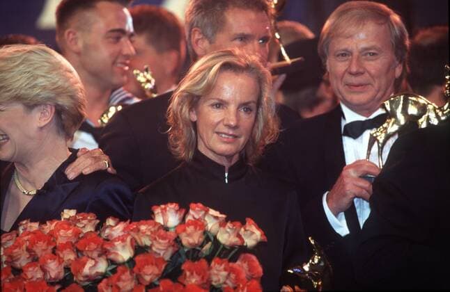 Bambi-Verleihung 97 mit C. Nebel, H. Ford, J. Sander, W. Petersen (v.l.) 10 97 her TV Fernsehen Gesellschaft Preisverleihung Trophäe Auszeichnung festlich seriös stehend Bühne Blumenstrauß halb quer Gespräch Carmen Harrison Jil Wolfgang