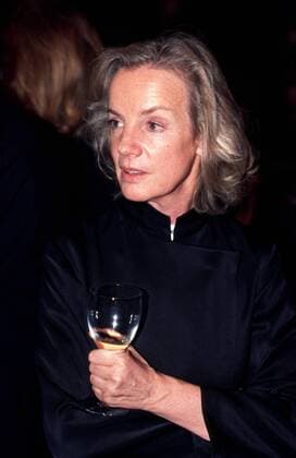 Jil Sander (Modedesignerin) 10 97 her Frau Design Mode Modeschöpfung Kleidung blond Locken seriös festlich Bluse schwarz stehend Glas Getränk Alkohol haltend Menschen dunkel halb hoch neutral