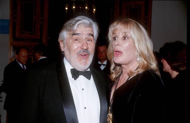 Mario Adorf mit Ehefrau Monique 01 98 kück festlich seriös stehend Menschen halb quer Gespräch
