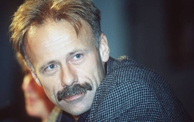 Jürgen Trittin ( Die Grünen -Politiker) 08 98 af Mann Politik kurzhaarig Schnäuzer leger stehend Podium Mikrophon sitzend Die Grünen Portrait quer neutral