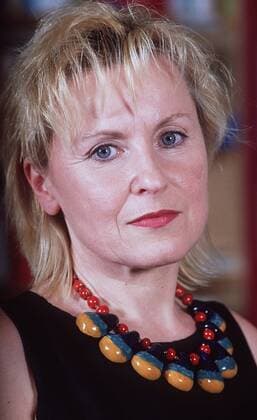 Bascha Mika (Journalistin, Autorin) 05 98 af Frau Journalismus Zeitung Zeitschrift Autor Literatur Schriftstellerei Buch blond LEGER Kleid schwarz Schmuck Kette sitzend Portrait hoch neutral