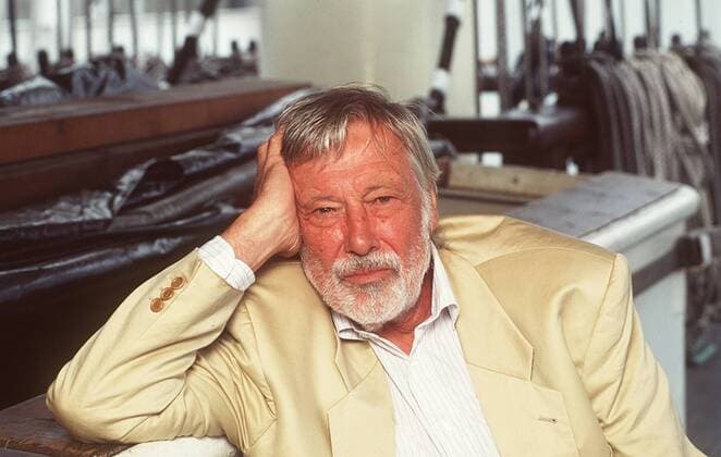 Dietmar Schönherr (Schauspieler) 06 98 her Mann Schauspiel TV Fernsehen Theater Serie Film weißhaarig leger Hemd Jackett gelb draußen sitzend Geländer aufstützend Schiff BOOT Deck Portrait quer neutral