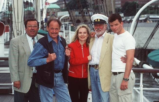 Leinen los für MS Königstein , MDR mit Dietmar Schönherr (2.v.r.) und anderen Darstellern 06 98 her TV Fernsehen Schauspiel Serie Gruppenbild draußen stehend Schiff Boot Deck Mast v.li.: Günter Schubert Herbert Köfer Marina Krogull Dietmar Schönherr Nikolaus Gröbe halb quer umarmend lächelnd