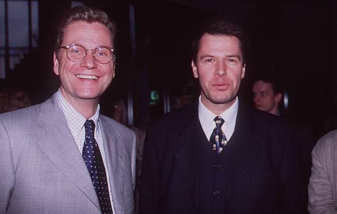 Guido Westerwelle mit Peter Klöppel (re.) 04 98 pp Mann seriös Hemd Jackett Krawatte stehend Menschen dunkel Nacht draußen halb quer lächelnd