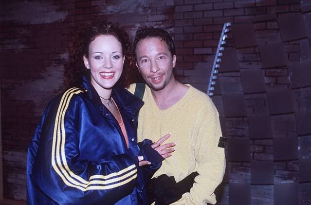 Blümchen (Jasmin Wagner) mit DJ Bobo 09 98 pp Musik Pop Gesang TV Fernsehen Moderation stehend umarmend leger lächelnd halb quer