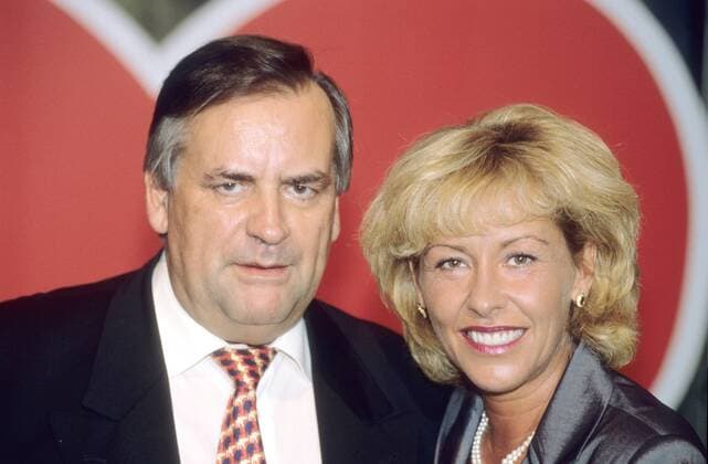 Margarethe Schreinemakers mit Wolfgang Penk in Ein Herz für Kinder (ARD) 11 98 te TV Fernsehen Show Moderation Talkshow kurzhaarig seriös lächelnd Studio Dekoration Kulisse Logo Portrait quer lächelnd