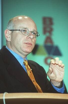 Claus-Dieter Grabner (Verlagsleiter BRAVO ) 10 98 her Mann Verlag BRAVO Leitung Führung Zeitung Zeitschrift Halbglatze kurzhaarig weißhaarig Brille seriös Jackett Krawatte Hemd stehend Podium Rede haltend sprechend GESTIKULIEREND halb hoch