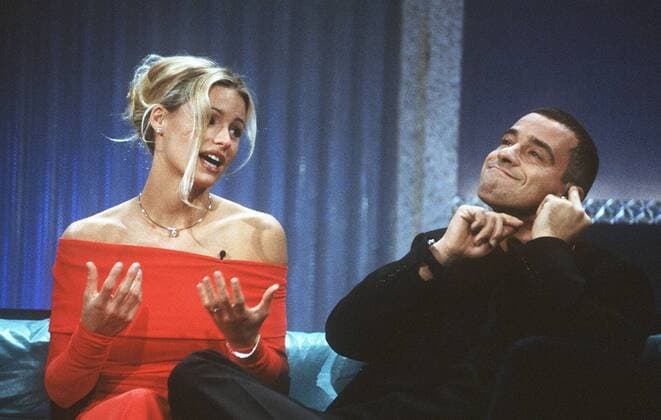 Eros Ramazzotti mit Ehefrau Michelle Hunziker 10 98 her Pop Gesang Italien Musik Mode Model sitzend Sofa halb quer gestikulierend lächelnd