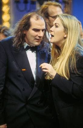 Guildo Horn mit Juliane Werding 10 98 puch Musik Pop Schlager Gesang langhaarig seriös stehend Gespräch Bühne Auftritt Verleihung Die Goldene Stimmgabel 98 halb hoch