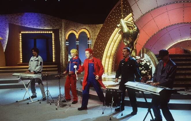 Die Prinzen (Popgruppe) 10 98 puch Mann Musik Pop Gesang Band Gruppe stehend Bühne Auftritt Studio Dekoration Mikrophon singend spielend Instrument ganz quer Die Goldene Stimmgabel 98