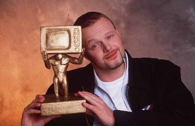 Stefan Raab mit dem Fernsehpreis Raab der Woche (ProSieben) 01 99 her Mann TV Moderation Musik VIVA Unterhaltung Produktion Gesang Pop TV total PRO 7 ProSieben Fernsehpreis Preis kurzhaarig Trophäe haltend lächelnd leger Shirt halb quer