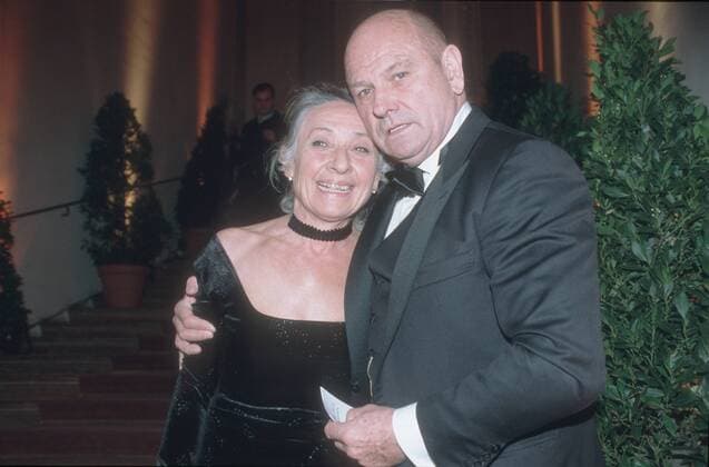 Klaus Löwitsch mit Ehefrau Helga 02 99 kück Fernsehen TV Schauspiel Film seriös festlich stehend umarmend halb quer