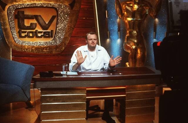 Stefan Raab in tv total (ProSieben) 03 99 pp Mann TV Moderation Musik VIVA Unterhaltung Studio Dekoration Kulisse sitzend Show Logo Schild lächelnd aufstützend sprechend gestikulierend ganz quer