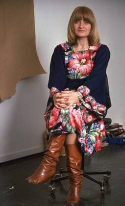 Alice SCHWARZER, Deutschland, Feministin, Chefredakteurin und Herausgeberin der Zeitschrift EMMA , ganze Figur, Ganzkörper, sitzend, , 11.03.1977.