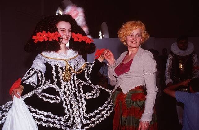 Vivienne Westwood bei einer Modenschau ihrer Modeklasse 07 99 urb Frau Großbritannien Punk Mode Design Modemacher England Modenschau Model Menschen halb quer lächelnd posierend stehend