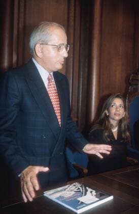 Prinzessin Haya Bint Al Hussein von Jordanien mit Hans-Günter Winkler 07 99 thg Adel Königshaus Jordanien Prinzessin Reitsport Springreiten seriös Saal Holz Stuhl Tisch Unterlagen Buch halb hoch