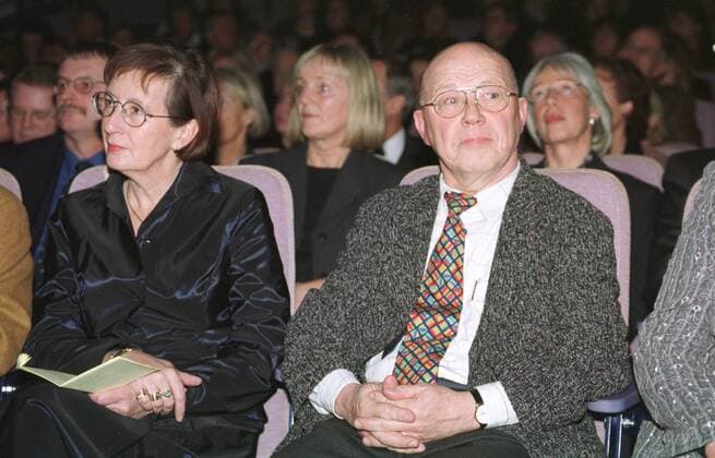 Heide Simonis mit Ehemann Prof. Udo Simonis Farbnegativ 12 99 her Festveranstaltung für Günter Grass Politik Partei SPD sitzend aufstützend neutral halb quer