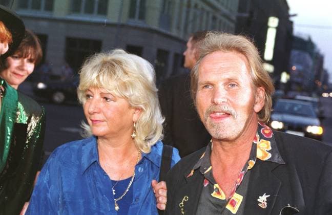 Frank Zander mit Ehefrau Evi Farbnegativ 09 99 urb Verleihung Preis Preise Fernsehpreis Fernsehpreise TV Fernsehen Goldene Henne Goldene Henne Musik Musik Musiker Gesang Schlager stehend draußen neutral Portrait quer