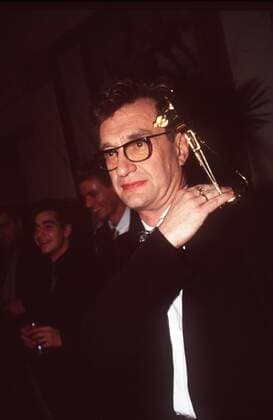 Wim Wenders, 75. Geburtstag am 14. August Wim Wenders (Regisseur) 02 00 urb Mann Regie TV Fernsehen Film dunkelhaarig kurzhaarig Locken Brille Schmuck Ring festlich Anzug schwarz Hemd weiß stehend Saal Halle dunkel halb hoch Preis Trophäe Statue Figur haltend tragend auf der Schulter hochhaltend zufrieden lächelnd nachdenklich Menschen Verleihung Goldene Kamera 2000 am 08.02.2000 in Berlin