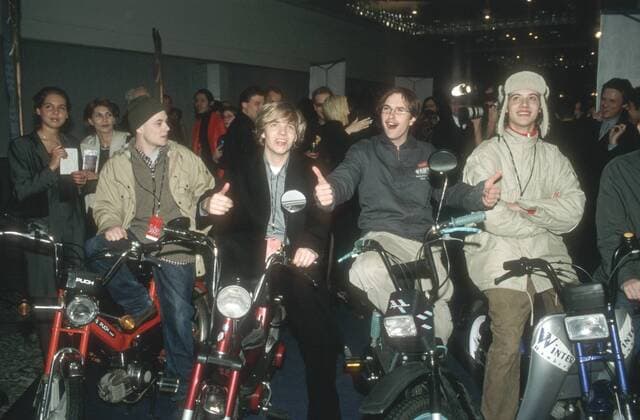 Echt (Popgruppe) 03 00 urb Mann Männer Musik Gesang Pop Gruppe Band dunkelhaarig leger sitzend auf Mopeds Mofas in Saal Halle dunkel ganz quer Menschen Echo 2000 am 09.03.2000 in Hamburg Sänger Kai Frank Popmusik