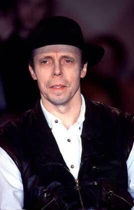 Prof. Gunther von Hagens (Anatom, Präparator) 02 00 her Mann Wissenschaft Forschung Untersuchung Anatomie Biologie Medizin Gesundheit Leichen tote Menschen Untersuchungen Naturwissenschaft dunkelhaarig kurzhaarig leger Hemd weiß Weste schwarz Hut sitzend Saal Halle dunkel Studio Show Talkshow halb hoch nachdenklich lächelnd zuhörend NDR Talk Show (NDR) am 18.02.2000 in Hamburg