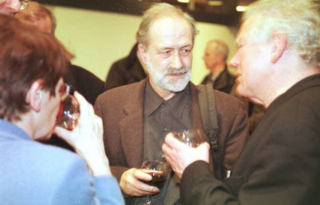 Hans Haacke (l.) mit Manfred Schneckenburger Farbnegativ 03 00 urb Kunst Künstler Konzept-Künstler weißhaarig kurzhaarig Kunstwerk Projekt Modell Konzeptkünstler Installation Entwurf Planungsmodell Planung Reichtstagsgebäude Berlin Stadt Hauptstadt Mann stehend Gespräch leger Glas haltend gestikulierend halb quer Fototermin am 15.03.2000