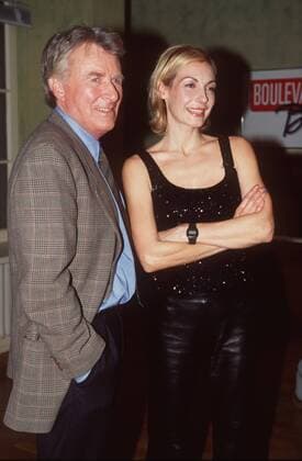 Günther Schramm mit Ute Lemper 03 00 pp Schauspieler Schauspiel Theater TV Fernsehen kurzhaarig stehend Studio Show halb hoch angelehnt lächelnd posierend Schild Logo Fototermin Boulevard Bio am 27.03.2000 in Köln