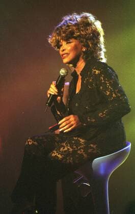 Tina Turner Farbnegativ 03 00 urb Frau Sängerin Musiktrophäe Preisträger Kategorie Preisvergabe Preisverleihung Verleihung Preis Preise Musikbranche Musik Musikpreis Musikpreise Musikgeschäft Gesang Pop Mikrophon Liveauftritt Auftritt Bühne sitzend singend gestikulierend halb hoch Echo 2000 am 09.03.2000 in Hamburg