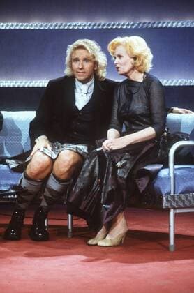 Thomas Gottschalk mit Vivienne Westwood in Wetten, daß...? (ZDF) 03 00 thg TV-Moderator Moderation TV Fernsehen Film Show sitzend Sofa Couch Studio Kulisse Dekoration ganz hoch Gespräch Wetten, daß...? (ZDF) am 25.03.2000 in Duisburg
