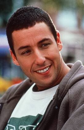 Adam Sandler in BIG DADDY 10 99 teu Mann USA Amerika TV Fernsehen Schauspiel Kommiker Film Kino Szene Filmszene dunkelhaarig kurzhaarig leger Shirt Pullover lächelnd Portrait hoch