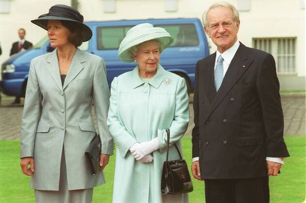 v.r.: Bundespräsident Johannes Rau, Queen Elizabeth II von England, Christina Rau 07 00 urb Deutschland-Besuch der englischen Königin Queen Elizabeth II die Zweite in Berlin zur Einweihung Eröffnung der neuen britischen Botschaft britische Botschaft Berlin Gebäude Bauwerk Architektur Architekt Architekten Michael Wilford und Partner seriös festlich stehend draussen halb quer Fototermin Queen Elizabeth II in Berlin am 18.07.2000 Farbnegativ