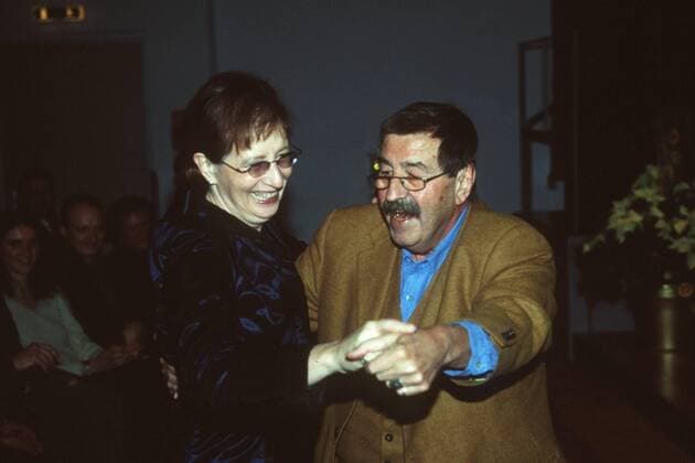 Günter Grass mit Heide Simonis 12 99 her Schriftsteller Schriftstellerei Literatur Autor Buch dunkelhaarig kurzhaarig leger festlich stehend Saal dunkel halb quer tanzend Festveranstaltung für Günter Grass am 19.12.1999 in Lübeck Fest Veranstaltung Feier