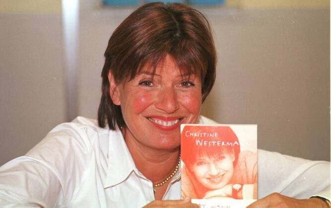 Christine Westermann Farbnegativ 10 99 puch Autor Buch Schriftstellerei Literatur Frau Buchmesse Messe TV Fernsehen Moderation Journalismus kurzhaarig dunkelhaarig leger sitzend haltend Titel Logo aufstützend lächelnd halb quer