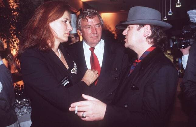 Gerd Schulte-Hillen (Mitte) mit Ehefrau Irene und Udo Lindenberg 09 00 thg Bertelsmann Medien Medienkonzern Medienunternehmen Unternehmen Konzern Medienwelt Medienbranche Management stehend Gespräch halb quer Fototermin Bertelsmann Medientreff, Planet m am 06.09.2000 auf der EXPO in Hannover