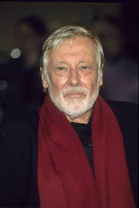 Dietmar Schönherr (Schauspieler) 10 00 her Mann Schauspiel TV Fernsehen Theater Serie Film Krimiserie weißhaarig grauhaarig kurzhaarig Bart Vollbart Schnäuzer leger Pullover Schal rot lächelnd Portrait hoch Fototermin III nach 9 (NDR) am 27.10.2000 in Bremen