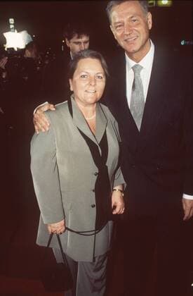 Gerd Christian mit Ehefrau Rosi 10 00 urb Sänger Gesang Musik dunkelhaarig kurzhaarig festlich stehend Saal Halle dunkel halb hoch lächelnd posierend angelehnt umarmend Menschen Fototermin Goldene Henne am 18.10.2000 im Friedrichstadtpalast in Berlin