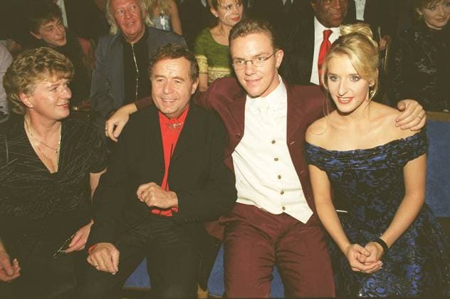 Stefanie Hertel (re.) mit Eltern Eberhard u. Elisabeth Hertel und Stefan Mross (re.) 10 00 urb Volksmusik Musik Sänger Gesang Musik Musiker sitzend lächelnd halb quer Verleihung Preisverleihung Preisvergabe Vergabe Preis Preise Auszeichnung Preisträger Kategorie Trophäe Gast Gäste Fototermin Goldene Henne 2000 Friedrichstadtpalast am 18.10.2000 in Berlin Farbnegativ