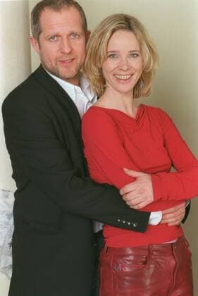 Ann-Kathrin Kramer mit Harald Krassnitzer 12 00 her Schauspielerin Schauspieler Schauspiel TV Fernsehen dunkelhaarig kurzhaarig leger stehend halb hoch lächelnd angelehnt umarmend Fototermin Allein unter Männern am 19.12.2000 in Hamburg Farbnegativ