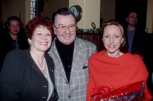 Ernst H. Hilbich mit Lebens- Gefährtin Lotti Krekel (li.) und deren Schwester Hildegard 03 01 pp Mann Schauspieler Schauspiel Theater TV Fernsehen Komiker Komik dunkelhaarig leger stehend halb quer lächelnd posierend angelehnt umarmend Geschenk Fototermin 70. Geburtstag Ernst Hilbich am 16.03.2001 siebzigster siebzig 70