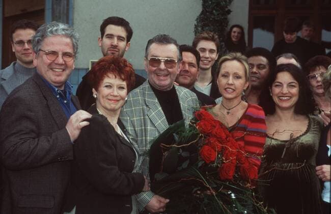 Ernst H. Hilbich (Mitte) mit Gästen beim Empfang zu seinem 70. Geburtstag am 16.03.2001 in Köln 03 01 pp Mann Schauspieler Schauspiel Theater TV Fernsehen Komiker Komik dunkelhaarig leger stehend draussen halb quer lächelnd posierend angelehnt umarmend im Hintergrund Haus Fototermin 70. Geburtstag Ernst Hilbich Feier Empfang bei Die Anrheiner (WDR) am 16.03.2001 siebzigster siebzig 70 vordere Reihe v.l.: Peter Millowitsch, Lotti Krekel (Lebensgefährtin von Ernst Hilbich), Ernst H. Hilbich, Hildegard Krekel (Schwester von Lotti Krekel), Sema Meray