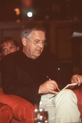 Robert Gernhardt (Autor, Zeichner) 04 01 her Mann Autor Literatur Schriftstellerei Lyrik Kunst Zeichnung Zeichnen Malerei dunkelhaarig grauhaarig kurzhaarig Brille leger Jackett Pullover schwarz Hose beige sitzend Saal Studio dunkel Show Talkshow Gast halb hoch lächelnd Unterlagen Stift haltend nach unten schauend über den Brillenrand hinweg Rand Brille zeichnend Halbprofil Fototermin H. & T. (NDR) am 25.04.2001 in Hamburg