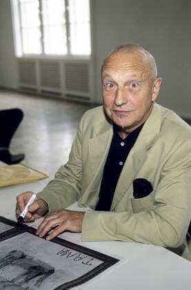 Georg Baselitz (Künstler) 06 01 her Mann bürgerlicher Name Hans-Georg Kern geboren am 23.01.1938 in Deutschbaselitz (Sachsen) Künstler Kunst Malerei Maler Grafiker Grafik Bildhauerei Bildhauer Neoexpressionismus Neo-Expressionismus grauhaarig kurzhaarig Stoppelschnitt Halbglatze Glatze leger Jackett Hemd sitzend Saal hinter Tisch halb hoch fragend lächelnd aufschauend Augen groß Stift haltend Edding offen geöffnet vor sich Unterlagen Blatt Zeichnung Gemälde Schriftzug TAMA Motiv Elefant unterzeichnend unterschreibend schreibend signierend Autogramme gebend autogrammegebend Fototermin Georg Baselitz am 24.06.2001 in Berlin