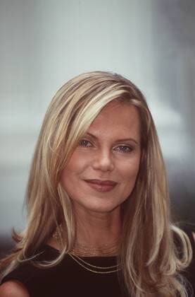Nina Ruge (TV-Moderatorin, Journalistin) 07 01 her Frau Journalismus Moderation TV Fernsehen dunkelhaarig blondiert blond langhaarig Schmuck Kette leger Top schwarz stehend draussen Portrait hoch lächelnd Fototermin Fleurop-Lady des Jahres 2001 am 12.07.2001 in Hamburg